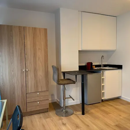 M111 Marquer Joli Moderne דירה